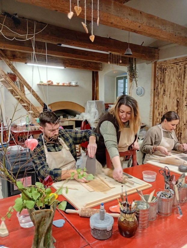 60124-Workshop Keramik - Grundtechniken - Detail und Struktur (Oberflächendekoration)