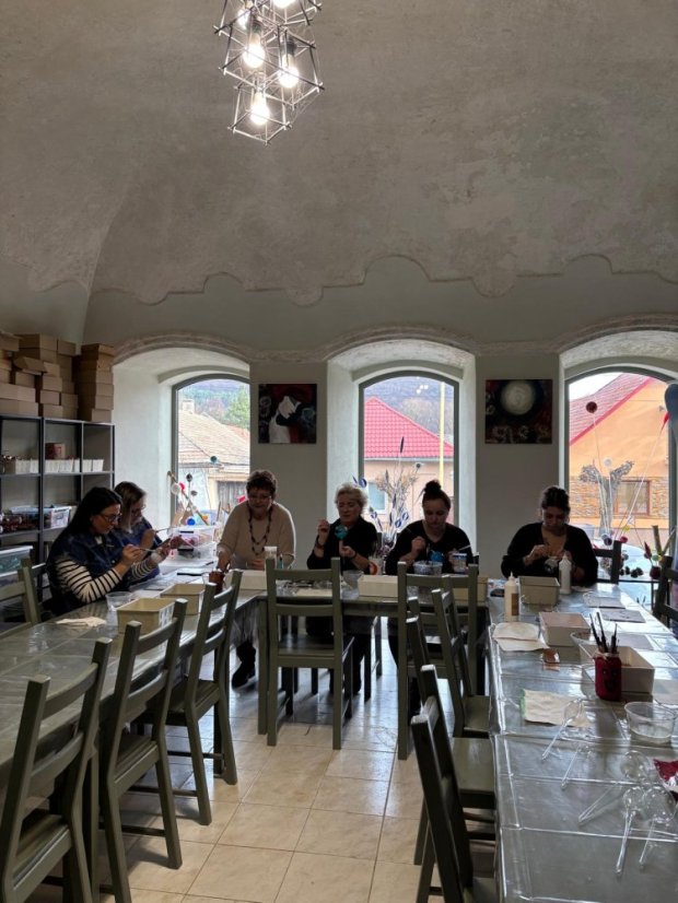 51122-WORKSHOP FÚKANIA, STRIEBRENIA A MAĽOVANIA VIANOČNÝCH OZDÔB