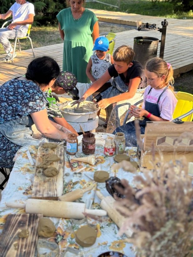 50703-Műhely Művészeti Park Revúca, Agyagozunk, 2025.07.03.