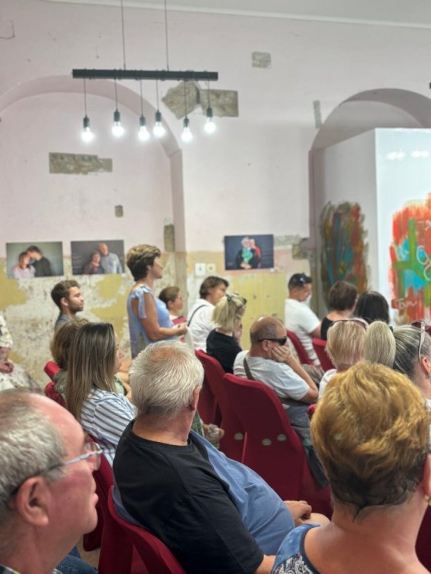 50802-Vernisage a kiállításhoz "Ami összeköt minket" beszélgetésekkel, 2.8.25, Štítnik