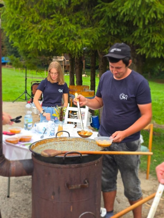 50911-Malerei, Musik, Gulasch und Sauerkrautsuppe im Zálesák Betliar, 11.9.2025