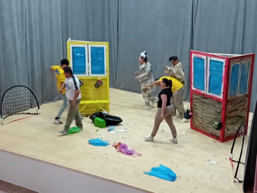 50407-"Wenn die Erdkugel kichert", Theater Romathan in Štítnik, 7.4.2025