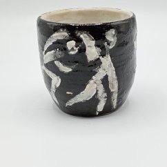 Keramický pohár s abstraktným motívom