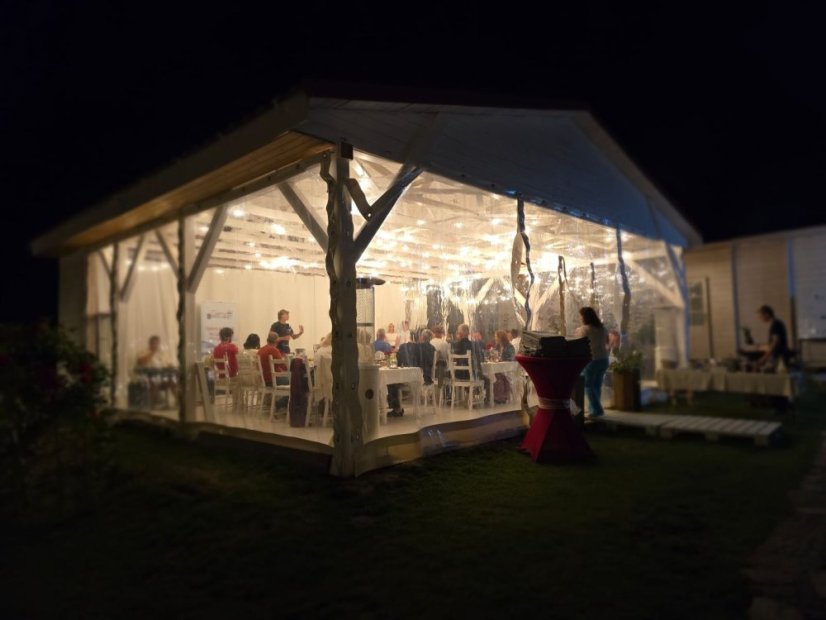 50719-Vernisáž kurzu dospelých s degustáciou vín, 19.7.2025