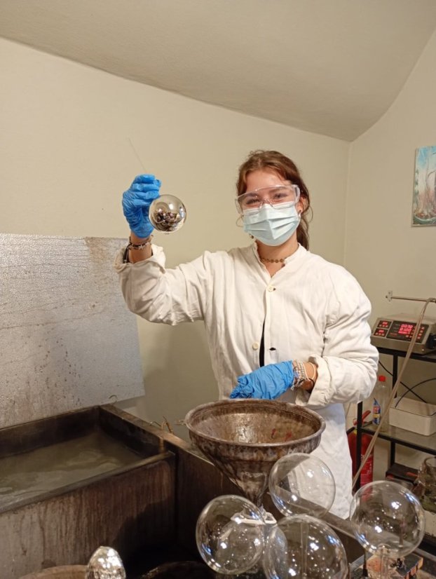 51122-WORKSHOP FÚKANIA, STRIEBRENIA A MAĽOVANIA VIANOČNÝCH OZDÔB