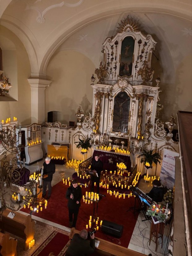 51214-Adventi koncert zene és szó "A szerelem hozza a fényt" - Štítnik