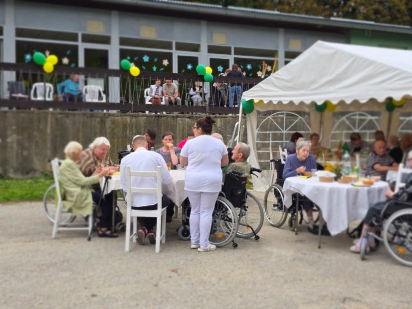 50911-Malerei, Musik, Gulasch und Sauerkrautsuppe im Zálesák Betliar, 11.9.2025