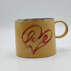 Keramische Tasse mit figürlichem Motiv