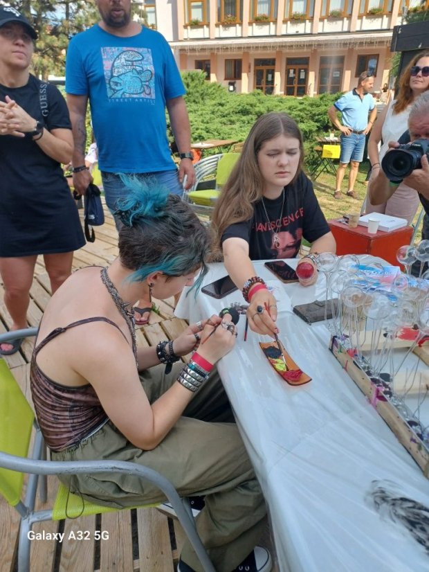 50724-ART PARK, üvegfestés, Revúca, 2025.07.24.