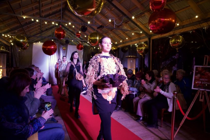 51213-Kivételes divatbemutató a Gemer karácsonyi vásárban - Štítnik