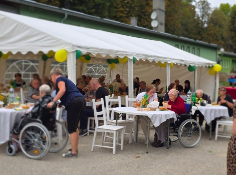 50911-Malerei, Musik, Gulasch und Sauerkrautsuppe im Zálesák Betliar, 11.9.2025