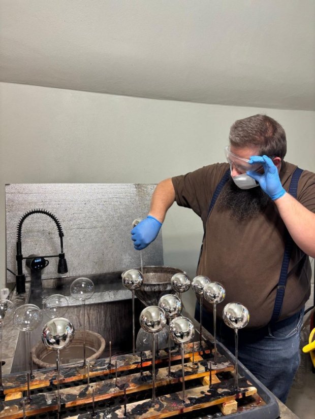 51122-WORKSHOP FÚKANIA, STRIEBRENIA A MAĽOVANIA VIANOČNÝCH OZDÔB