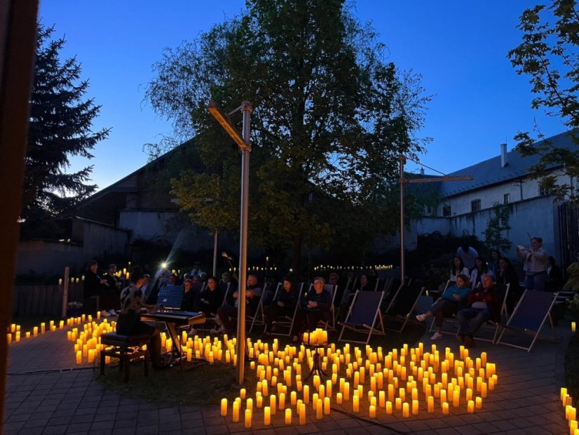 50502-Konzert im Kerzenlicht - Parks und Gärten, Jelšava, 2.5.2025