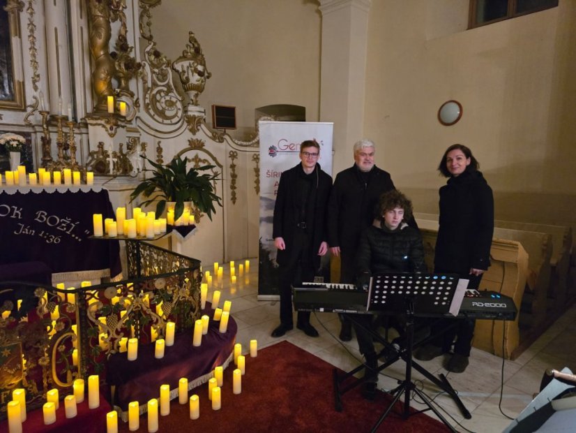 51207-Adventný koncert hudby a slova "Láska nesie svetlo" - Revúca