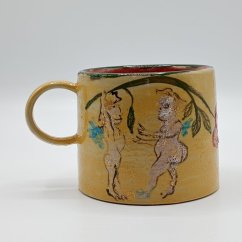 Keramische Tasse mit figürlichem Motiv