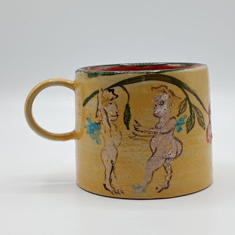 Keramische Tasse mit figürlichem Motiv