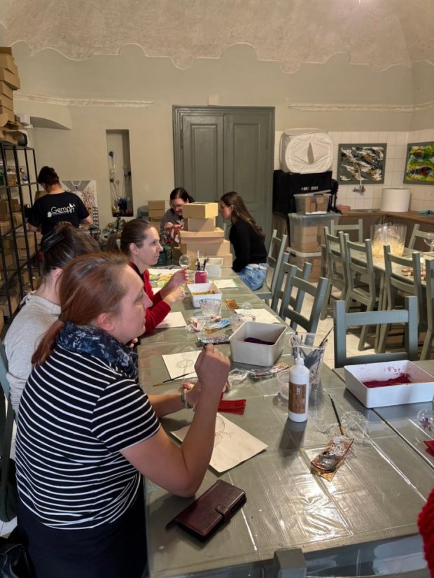 51122-WORKSHOP FÚKANIA, STRIEBRENIA A MAĽOVANIA VIANOČNÝCH OZDÔB