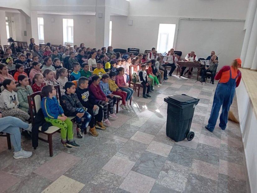 50407-"Wenn die Erdkugel kichert", Theater Romathan in Štítnik, 7.4.2025