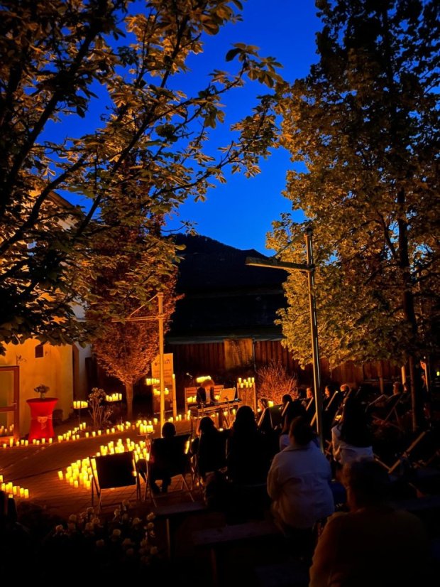 50502-Konzert im Kerzenlicht - Parks und Gärten, Jelšava, 2.5.2025