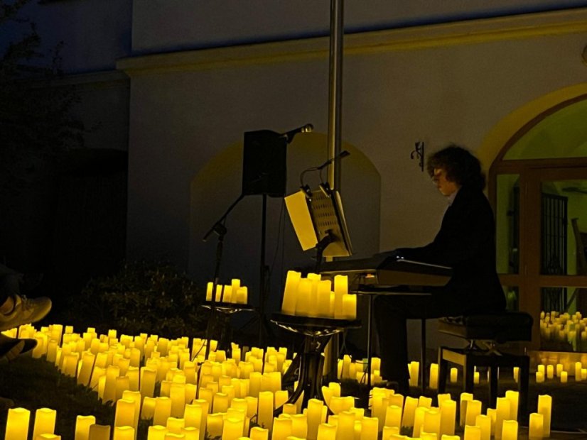 50502-Konzert im Kerzenlicht - Parks und Gärten, Jelšava, 2.5.2025