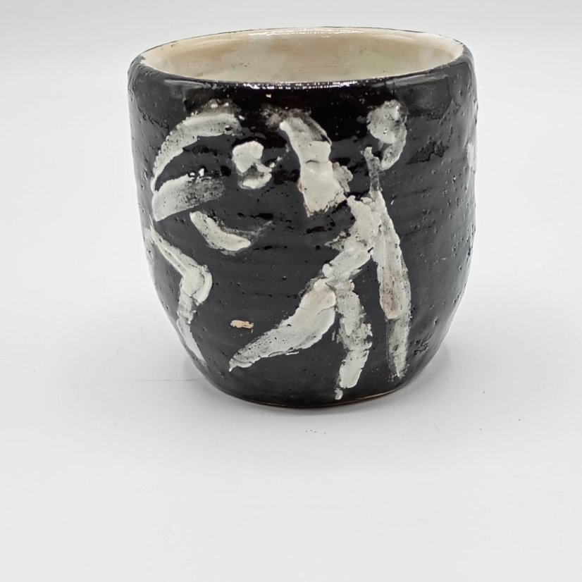 Keramický pohár s abstraktným motívom