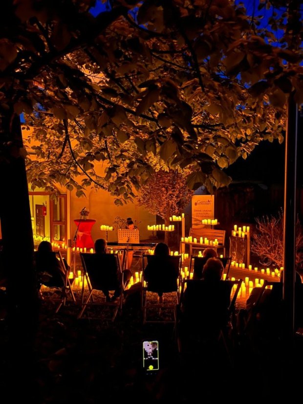 50502-Konzert im Kerzenlicht - Parks und Gärten, Jelšava, 2.5.2025