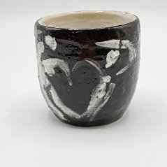 Keramický pohár s abstraktným motívom