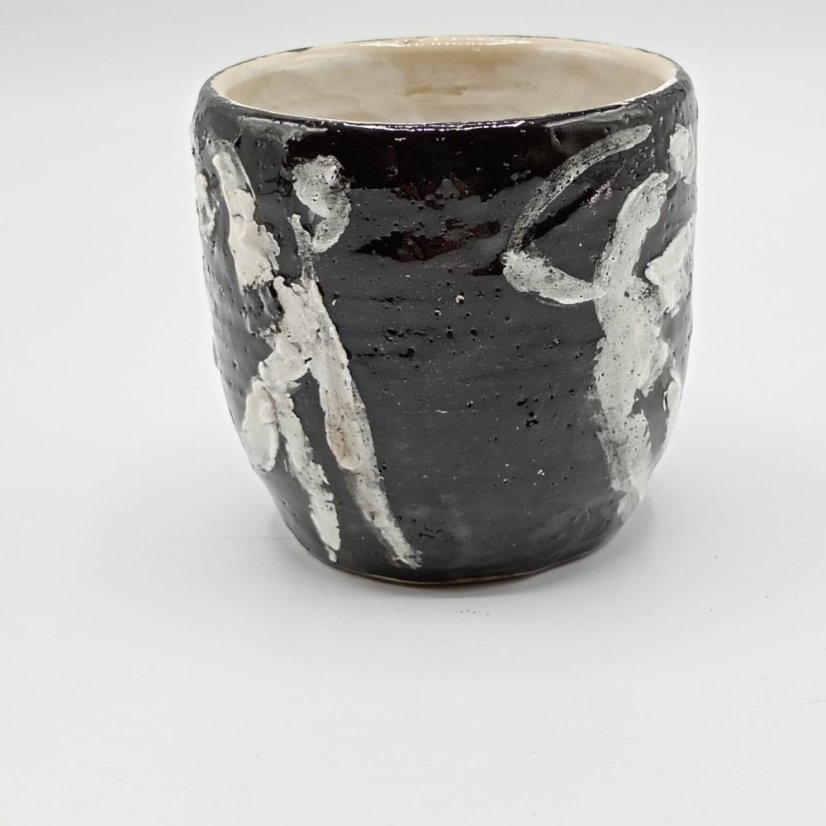 Keramický pohár s abstraktným motívom