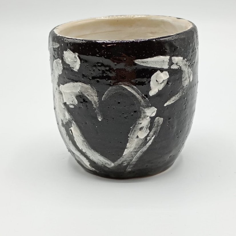 Keramický pohár s abstraktným motívom