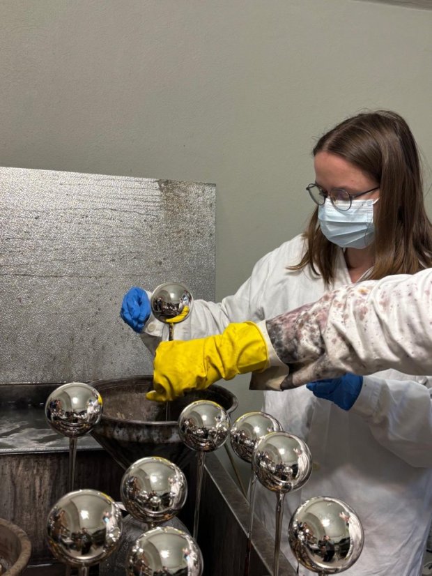 51122-WORKSHOP FÚKANIA, STRIEBRENIA A MAĽOVANIA VIANOČNÝCH OZDÔB