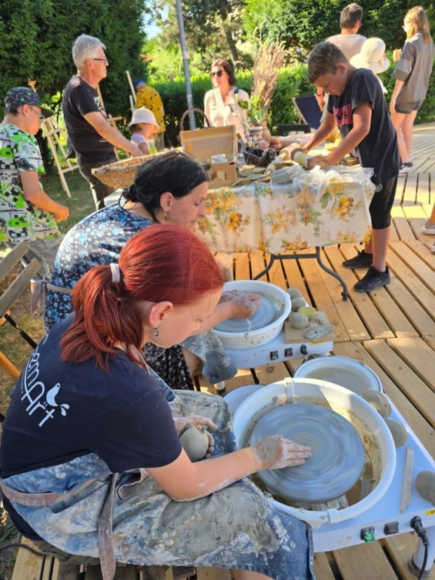 50703-Műhely Művészeti Park Revúca, Agyagozunk, 2025.07.03.