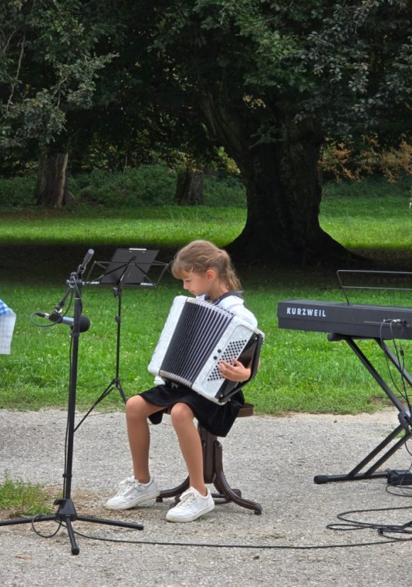 50911-Malerei, Musik, Gulasch und Sauerkrautsuppe im Zálesák Betliar, 11.9.2025