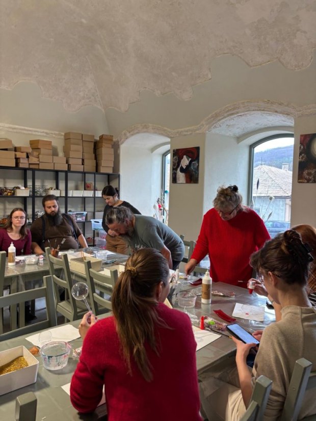 51122-WORKSHOP FÚKANIA, STRIEBRENIA A MAĽOVANIA VIANOČNÝCH OZDÔB