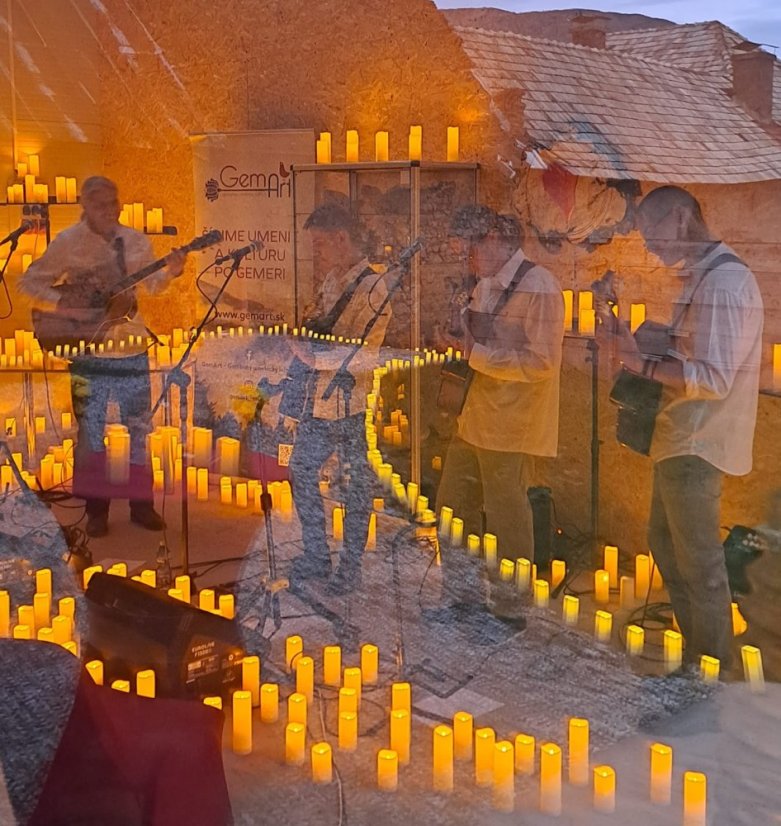 50926-Gitarrenquartett "Vibrans" im Kerzenlicht in Štítnik