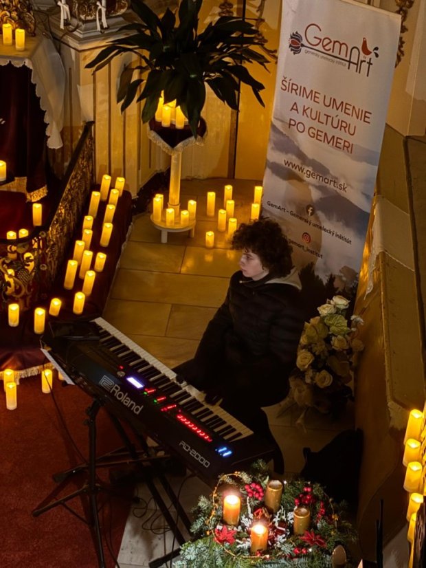 51214-Adventi koncert zene és szó "A szerelem hozza a fényt" - Štítnik