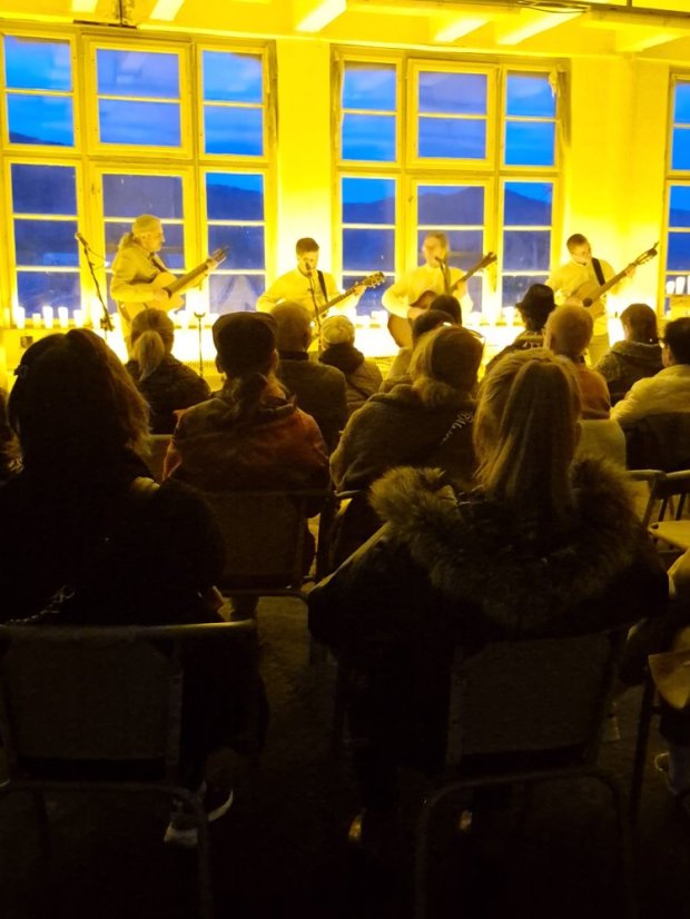 51017-Hegedűkvartett "Vibrans" a gyertyák lángjában Revúcán