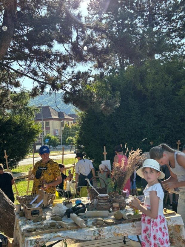 50703-Műhely Művészeti Park Revúca, Agyagozunk, 2025.07.03.