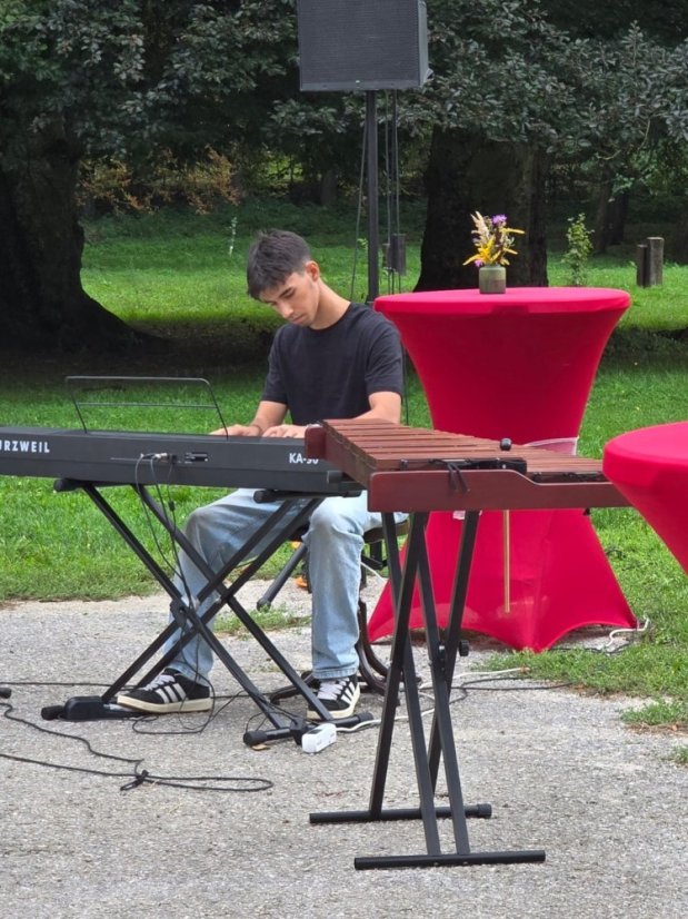 50911-Malerei, Musik, Gulasch und Sauerkrautsuppe im Zálesák Betliar, 11.9.2025