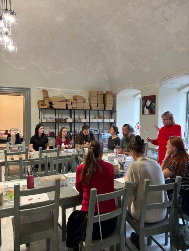 51122-WORKSHOP FÚKANIA, STRIEBRENIA A MAĽOVANIA VIANOČNÝCH OZDÔB