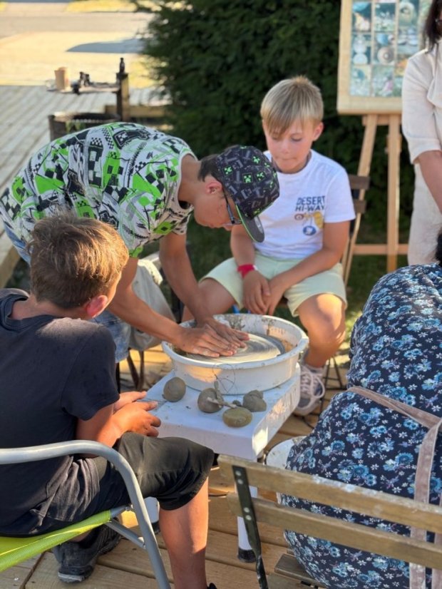 50703-Műhely Művészeti Park Revúca, Agyagozunk, 2025.07.03.