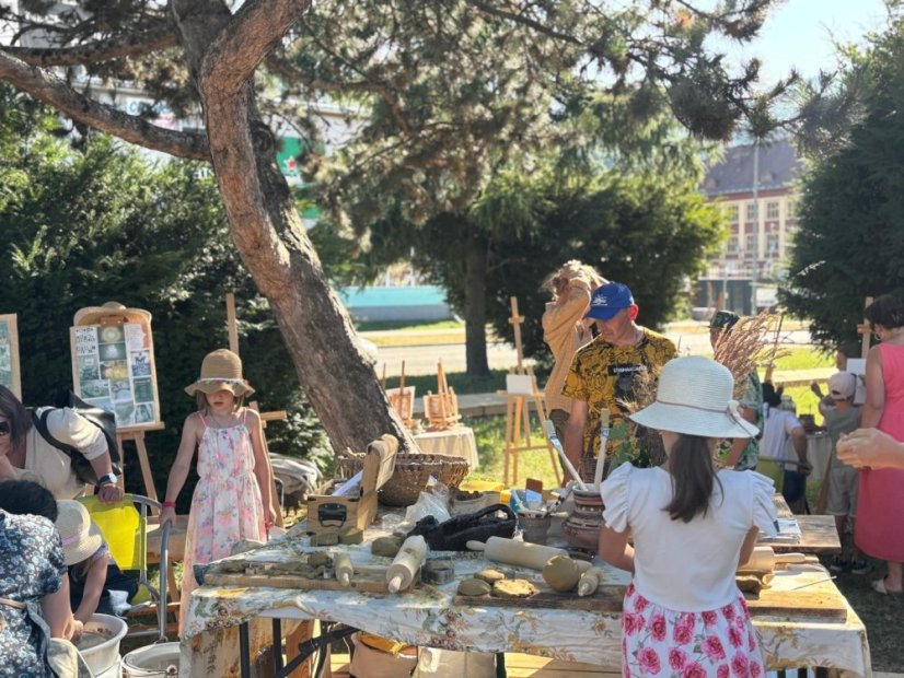 50703-Műhely Művészeti Park Revúca, Agyagozunk, 2025.07.03.