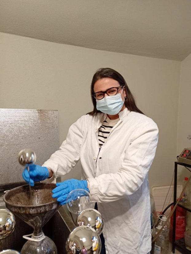 51122-WORKSHOP FÚKANIA, STRIEBRENIA A MAĽOVANIA VIANOČNÝCH OZDÔB