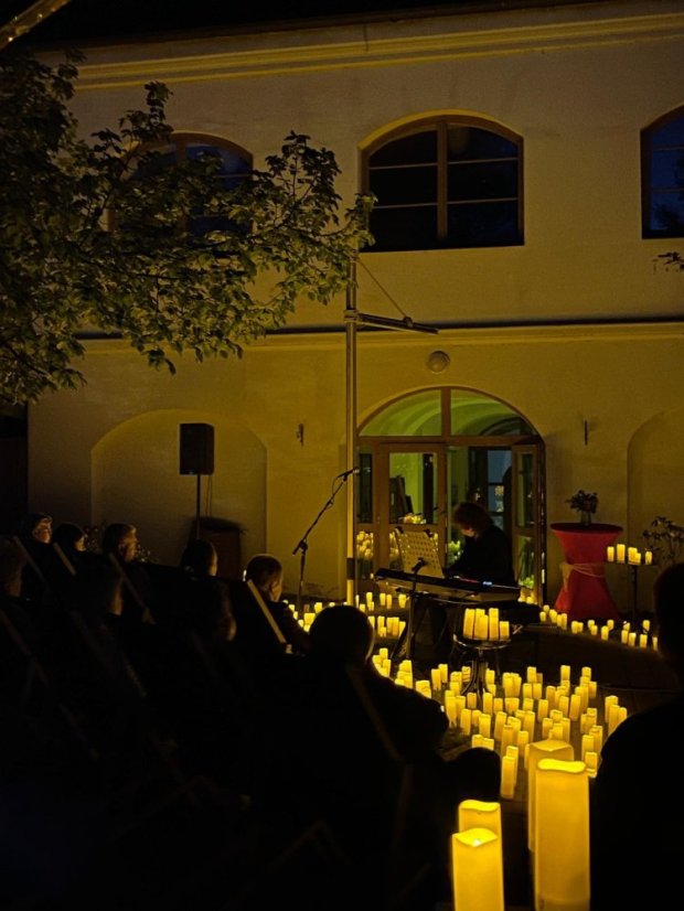 50502-Konzert im Kerzenlicht - Parks und Gärten, Jelšava, 2.5.2025