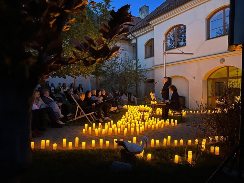 50502-Konzert im Kerzenlicht - Parks und Gärten, Jelšava, 2.5.2025