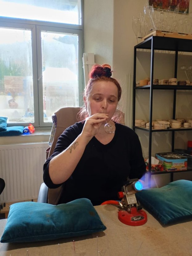 51122-WORKSHOP FÚKANIA, STRIEBRENIA A MAĽOVANIA VIANOČNÝCH OZDÔB