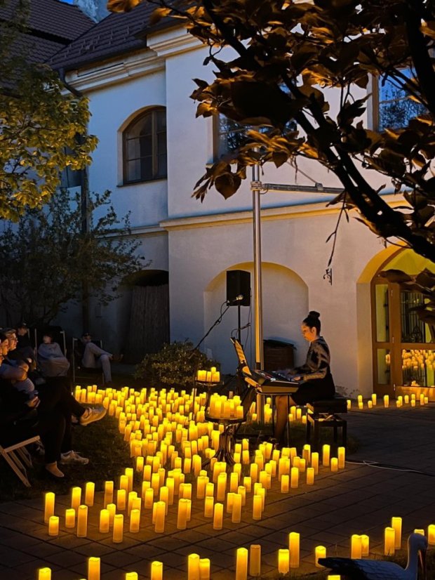 50502-Konzert im Kerzenlicht - Parks und Gärten, Jelšava, 2.5.2025