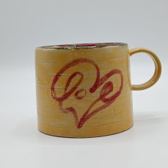 Keramický hrnček s figurálnym motívom