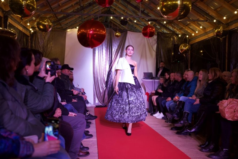 51213-Kivételes divatbemutató a Gemer karácsonyi vásárban - Štítnik