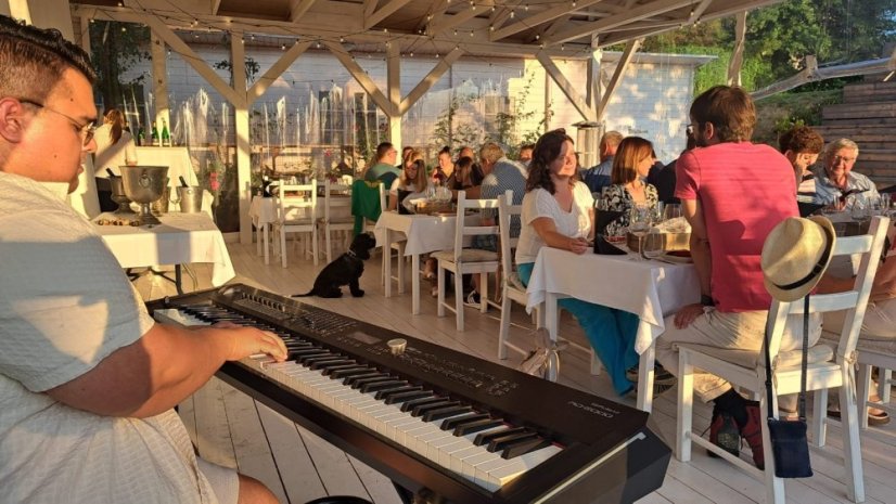 50719-Vernisáž kurzu dospelých s degustáciou vín, 19.7.2025