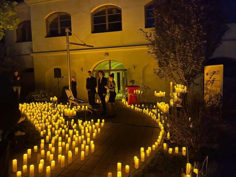 50502-Konzert im Kerzenlicht - Parks und Gärten, Jelšava, 2.5.2025